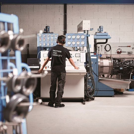 ZF Aftermarket entwickelte einen eigenen Prüfstand, um das Getriebe auf Dichtheit und Funktion zu prüfen. ZF Aftermarket entwickelte einen eigenen Prüfstand, um das Getriebe auf Dichtheit und Funktion zu prüfen.