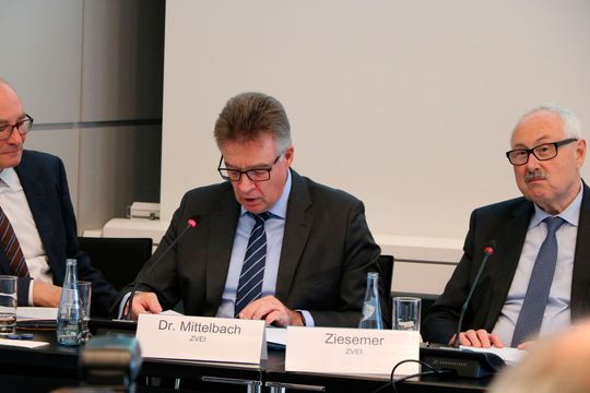 Dr. Klaus Mittelbach, Vorsitzender der ZVEI-Geschäftsführung, auf der Wirtschaftspressekonferenz der Hannover Messe. Dr. Klaus Mittelbach, Vorsitzender der ZVEI-Geschäftsführung, auf der Wirtschaftspressekonferenz der Hannover Messe.