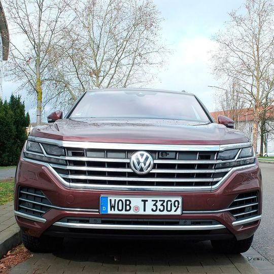 Geschmacksache: Der wuchtige Chromgrill des Touareg dürfte am Golf oder in Russland mehr punkten als hier. Geschmacksache: Der wuchtige Chromgrill des Touareg dürfte am Golf oder in Russland mehr punkten als hier.