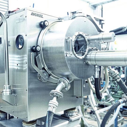 Das pneumatische Austragssystem der Krauss-Maffei-Schälzentrifuge führt zu einer höheren Ausbeute bei gewohnt hoher Filtrationsleistung und einer Senkung der Produktverluste. Das pneumatische Austragssystem der Krauss-Maffei-Schälzentrifuge führt zu einer höheren Ausbeute bei gewohnt hoher Filtrationsleistung und einer Senkung der Produktverluste.