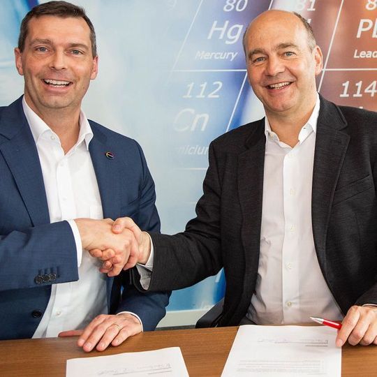 Markus Steilemann, Vorstandsvorsitzender von Sus Chem, und Friedrich Barth, Geschäftsführer von ISC3, bei der Unterzeichnung des Memorandum of Understanding. Markus Steilemann, Vorstandsvorsitzender von Sus Chem, und Friedrich Barth, Geschäftsführer von ISC3, bei der Unterzeichnung des Memorandum of Understanding.