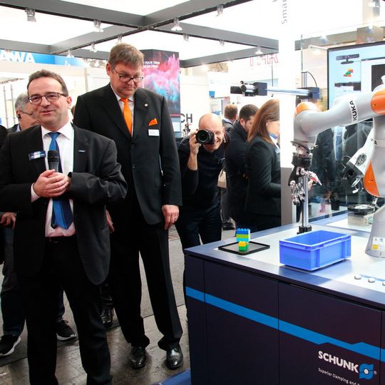 Prof. Dr. Markus Glück von Schunk (li.) und Albrecht Hoene von Kuka präsentieren ihre Zusammenarbeit. Prof. Dr. Markus Glück von Schunk (li.) und Albrecht Hoene von Kuka präsentieren ihre Zusammenarbeit.