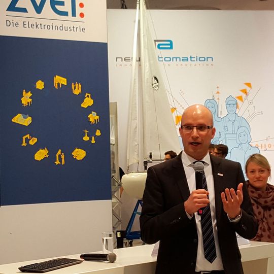 Dr. Andreas Müller von Bosch ist Vorsitzender von 5G-ACIA, einer Arbeitsgemeinschaft des ZVEI. Dr. Andreas Müller von Bosch ist Vorsitzender von 5G-ACIA, einer Arbeitsgemeinschaft des ZVEI.