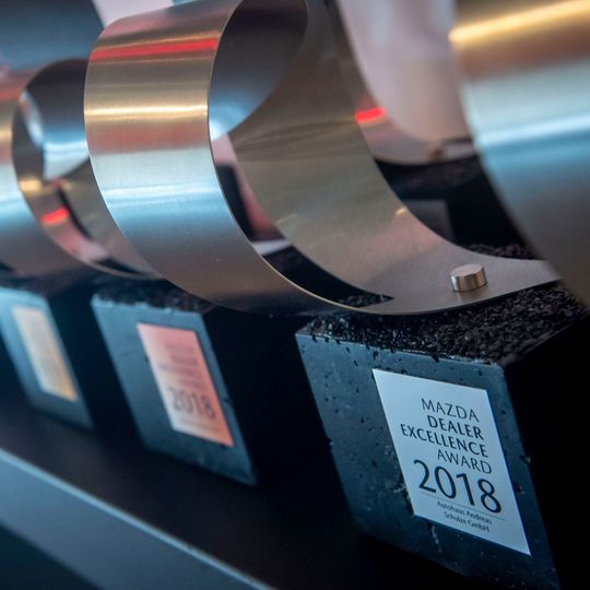 Mazda vergibt den Dealer Excellence Award in vier Händlerkategorien. Mazda vergibt den Dealer Excellence Award in vier Händlerkategorien.