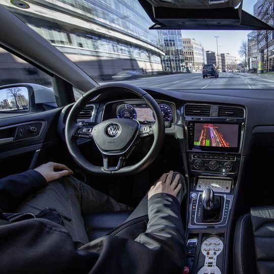 Fünf E-Golfs testen in Hamburg ab sofort automatisiertes Fahren bis Level 4. Fünf E-Golfs testen in Hamburg ab sofort automatisiertes Fahren bis Level 4.