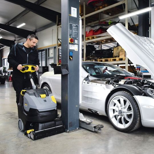 Hier putzt der Chef gerne selbst. Die Scheuermaschine ist dank des Bürstenkopfes mit Kärchers Kart-Technologie ungewöhnlich wendig und erreicht mühelos jedes Eck. Hier putzt der Chef gerne selbst. Die Scheuermaschine ist dank des Bürstenkopfes mit Kärchers Kart-Technologie ungewöhnlich wendig und erreicht mühelos jedes Eck.