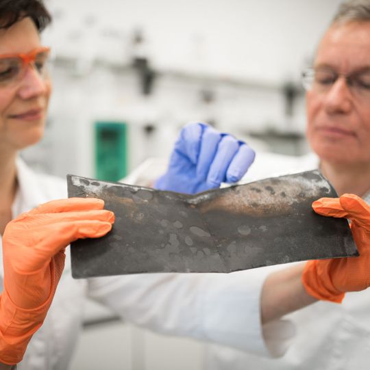 Prof. Jörg Acker und die wissenschaftliche Mitarbeiterin Jana Ducke untersuchen eine Kathodenfolie, die aus einer Lithium-Ionen-Batterie eines Elektroautos nach dessen Demontage entnommen wurde. Prof. Jörg Acker und die wissenschaftliche Mitarbeiterin Jana Ducke untersuchen eine Kathodenfolie, die aus einer Lithium-Ionen-Batterie eines Elektroautos nach dessen Demontage entnommen wurde.