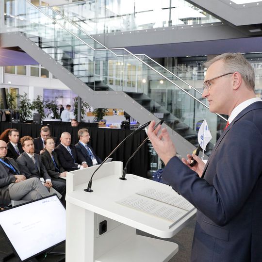 Max Philipp Conrady, Senior Vice President Cargo bei der Fraport AG, beim Informations-Event „Take off eDGD“ in der Fraport-Zentrale am Frankfurter Flughafen. Max Philipp Conrady, Senior Vice President Cargo bei der Fraport AG, beim Informations-Event „Take off eDGD“ in der Fraport-Zentrale am Frankfurter Flughafen.