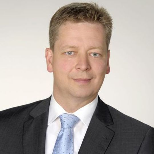 Frank Siewert ist im Vorstand des IT-Konzerns Comarch und begleitet Digitalisierungsprojekte bei Kunden aus Fertigung und Handel. Frank Siewert ist im Vorstand des IT-Konzerns Comarch und begleitet Digitalisierungsprojekte bei Kunden aus Fertigung und Handel.