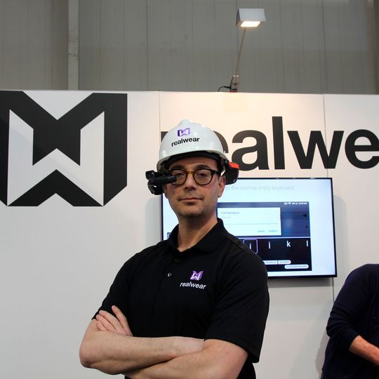Aaron Cohen, Head of Communications bei Real Ware, demonstriert die Real Wear HMT-1 am Stand. Aaron Cohen, Head of Communications bei Real Ware, demonstriert die Real Wear HMT-1 am Stand.