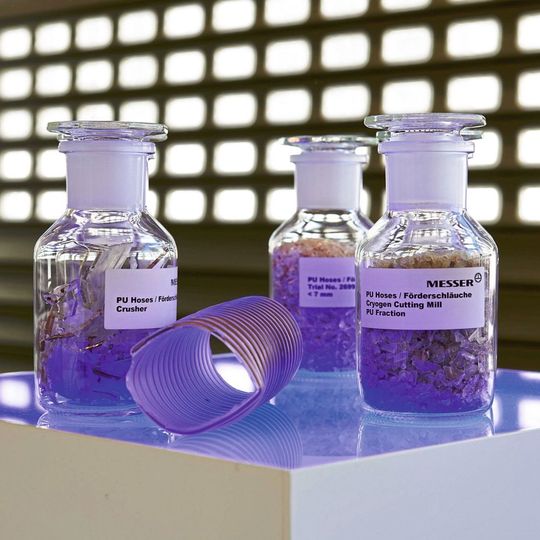 Beim Kaltmahlen werden die zu mahlenden Stoffe mit tiefkaltem flüssigem Stickstoff oder Kohlendioxid abgekühlt und versprödet. Mit diesem Verfahren werden besonders hohe Kornfeinheiten und eine hohe Durchsatzleistung des Mahlguts erzielt. Beim Kaltmahlen werden die zu mahlenden Stoffe mit tiefkaltem flüssigem Stickstoff oder Kohlendioxid abgekühlt und versprödet. Mit diesem Verfahren werden besonders hohe Kornfeinheiten und eine hohe Durchsatzleistung des Mahlguts erzielt.