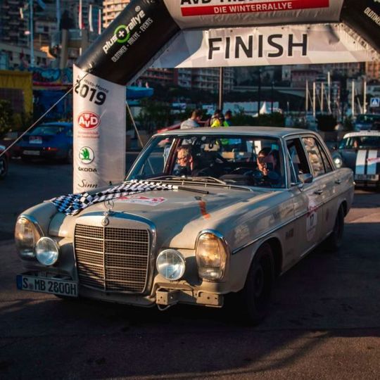 Die Mutation eines braven 280 S zum Retro-Rallyefahrzeug hat Mercedes-Benz-Classic in einem interessanten Video-Projekt dokumentiert. Die Mutation eines braven 280 S zum Retro-Rallyefahrzeug hat Mercedes-Benz-Classic in einem interessanten Video-Projekt dokumentiert.