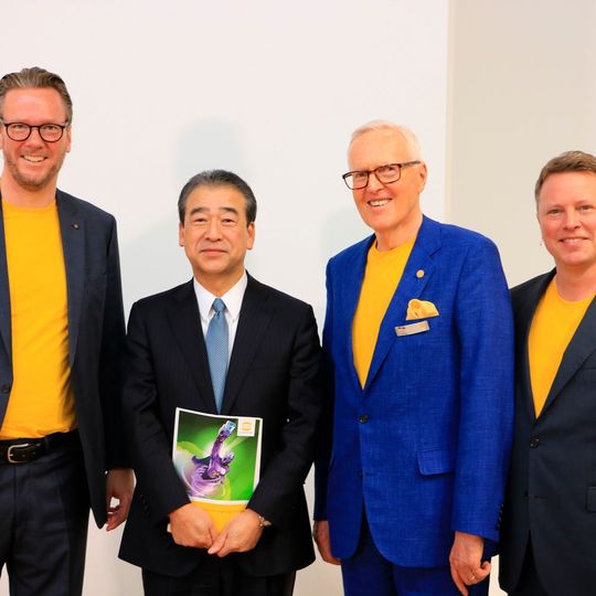 Harting-CEO Philip Harting, und Hirose-Präsident Kazunori Ishii erläutern ihre Kooperation, die nun ausgeweitet wurde. Daneben Vorstandsmitglied Dietmar Harting und Ralf Klein, Managing Director bei Harting (v.l.). Harting-CEO Philip Harting, und Hirose-Präsident Kazunori Ishii erläutern ihre Kooperation, die nun ausgeweitet wurde. Daneben Vorstandsmitglied Dietmar Harting und Ralf Klein, Managing Director bei Harting (v.l.).