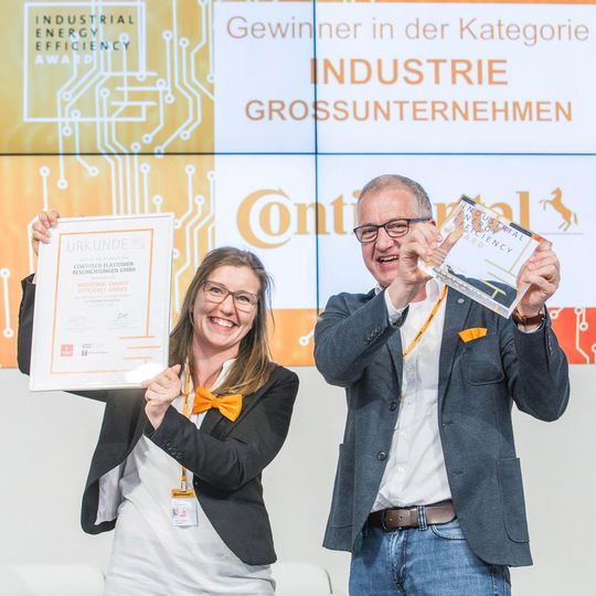 Freude über die Auszeichnung: Anne Ochsendorf und Stefan Füllgraf von Continental nahmen den Industrial Energy Efficiency Award für das Isoliersystem Conti Thermo Protect entgegen. Freude über die Auszeichnung: Anne Ochsendorf und Stefan Füllgraf von Continental nahmen den Industrial Energy Efficiency Award für das Isoliersystem Conti Thermo Protect entgegen.