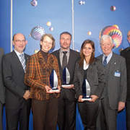 Im Rahmen der Herbstakademie wurde zum zweiten Mal der Award „jung + engagiert“ verliehen. Dr. Axel Koblitz (ZDK), Dr. Hermann Frohnhaus (BDK), und die Gewinner Petra Pientka (1. Platz), Andreas Jokisch (3. Platz), Yasmin Karpinski (2. Platz), ZDK-Präsident Robert Rademacher. Im Rahmen der Herbstakademie wurde zum zweiten Mal der Award „jung + engagiert“ verliehen. Dr. Axel Koblitz (ZDK), Dr. Hermann Frohnhaus (BDK), und die Gewinner Petra Pientka (1. Platz), Andreas Jokisch (3. Platz), Yasmin Karpinski (2. Platz), ZDK-Präsident Robert Rademacher.