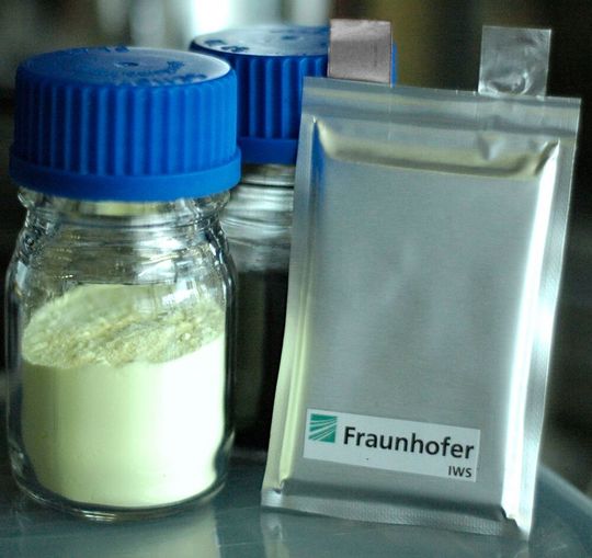 So sehen die Prototypen von Batteriezellen der nächsten Generation aus. Sie werden am Fraunhofer IWS im Team von Dr. Holger Althues entwickelt. Im Rahmen des BMBF-geförderten Projekts „MaLiBa“ wird die generische Lithiumanodentechnologie für Lithium-Schwefel-Batterien hoher volumetrischer Energiedichte eingesetzt. Rekordwerte von über 400 Wh/kg in Sachen spezifischer Endergie sind laut Angaben der Forscher bereits erreicht worden – 150 Wh/kg mehr als die bisher besten ihrer Art. So sehen die Prototypen von Batteriezellen der nächsten Generation aus. Sie werden am Fraunhofer IWS im Team von Dr. Holger Althues entwickelt. Im Rahmen des BMBF-geförderten Projekts „MaLiBa“ wird die generische Lithiumanodentechnologie für Lithium-Schwefel-Batterien hoher volumetrischer Energiedichte eingesetzt. Rekordwerte von über 400 Wh/kg in Sachen spezifischer Endergie sind laut Angaben der Forscher bereits erreicht worden – 150 Wh/kg mehr als die bisher besten ihrer Art.