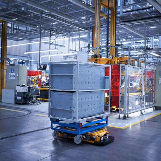 Ein Smart Transport Robot im BMW-Werk Regensburg. Ein Smart Transport Robot im BMW-Werk Regensburg.