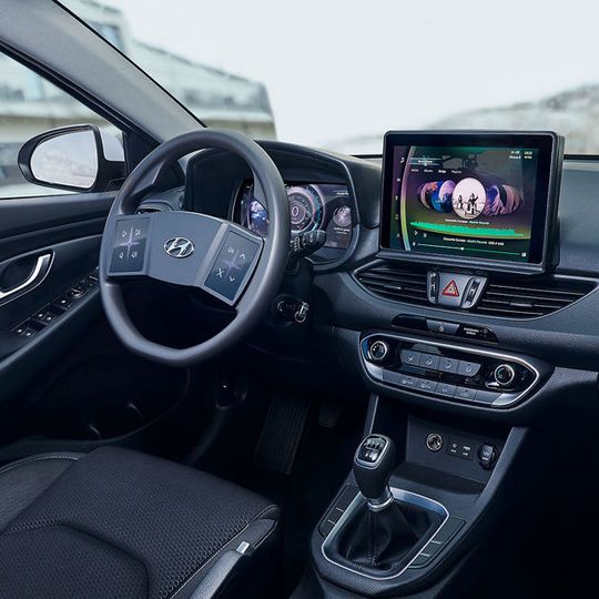 Ein virtuelles Cockpit soll die intuitive Bedienung aller wesentlichen Funktionen ohne Ablenkung ermöglichen und gleichzeitig die Zahl der Schalter, Dreh- und Schiebregler im Auto reduzieren. Ein virtuelles Cockpit soll die intuitive Bedienung aller wesentlichen Funktionen ohne Ablenkung ermöglichen und gleichzeitig die Zahl der Schalter, Dreh- und Schiebregler im Auto reduzieren.