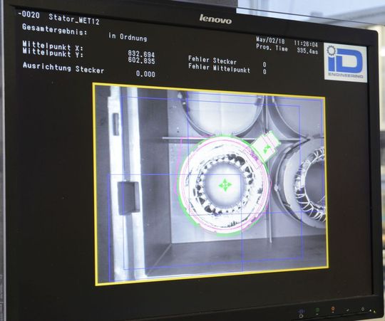 Der KR Cybertech prüft mithilfe der Kamera die exakte Positionierung der Statoren.