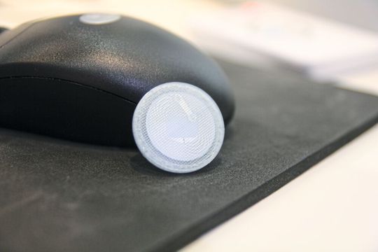 In diesem 3D-gedruckten Bauteil befindet sich ein Chip. Dieser wurde während des FFF-Drucks von einem Roboter eingelegt und dient zur Rückverfolgbarkeit des Produktes. Der Druckvorgang muss dafür unterbrochen werden.