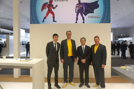 Bekräftigten ihre Zusammenarbeit auf der Hannover Messe (v.l.): Hiroshi Satoh (Division General Manager Hirose), Philip Harting (Vorstandsvorsitzender Harting), Kazunori Ishii (Präsident Hirose) und Ralf Klein (Geschäftsführer Harting Electronics).