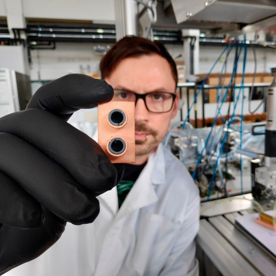 Johannes Rudolph prüft einen im 3D-Multimaterialdruck gefertigten Wärmetauscher. Johannes Rudolph prüft einen im 3D-Multimaterialdruck gefertigten Wärmetauscher.