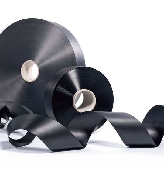 Endlosfaserverstärkte Kunststoffe bieten eine vielversprechende, innovative Lösung für den Leichtbau. Evonik hat endlosfaserverstärkte Bänder, sogenannte UD-Tapes, mit thermoplastischer Matrix zur Marktreife entwickelt. Vestape ist der Produktname. Endlosfaserverstärkte Kunststoffe bieten eine vielversprechende, innovative Lösung für den Leichtbau. Evonik hat endlosfaserverstärkte Bänder, sogenannte UD-Tapes, mit thermoplastischer Matrix zur Marktreife entwickelt. Vestape ist der Produktname.