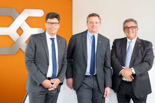 Der Vorstand der Weidmüller Gruppe (v.l.) um Volker Bibelhausen, Jörg Timmermann und José Carlos Álvarez Tobar ist mit dem Jahr 2018 sehr zufrieden, rechnet aber für 2019 mit einer geringeren Dynamik. Der Vorstand der Weidmüller Gruppe (v.l.) um Volker Bibelhausen, Jörg Timmermann und José Carlos Álvarez Tobar ist mit dem Jahr 2018 sehr zufrieden, rechnet aber für 2019 mit einer geringeren Dynamik.