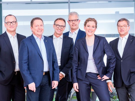 Die Wago-Geschäftsführung gibt ein Gruppen-Wachstum von 8,1 Prozent für 2018 bekannt (von links): Christian Sallach, Chief Marketing Officer & Chief Digital Officer, Sven Hohorst, Chief Executive Officer, Jürgen Schäfer, Chief Sales Officer, Ulrich Bohling, Chief Operating Officer, Kathrin Pogrzeba, Chief Human Resources Officer, und Axel Börner, Chief Financial Officer. Die Wago-Geschäftsführung gibt ein Gruppen-Wachstum von 8,1 Prozent für 2018 bekannt (von links): Christian Sallach, Chief Marketing Officer & Chief Digital Officer, Sven Hohorst, Chief Executive Officer, Jürgen Schäfer, Chief Sales Officer, Ulrich Bohling, Chief Operating Officer, Kathrin Pogrzeba, Chief Human Resources Officer, und Axel Börner, Chief Financial Officer.