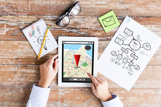 Modell-basiertes Systems Engineering (MBSE) verspricht, komplexe Software-Architekturen nachvollziehbar und beherrschbar zu machen. Doch manche Unternehmen finden den Umstieg auf modellbasiertes Design schwierig. Eine klare Zielsetzung und gründliche Strukturen sind Schlüsselfunktionen für die erfolgreiche MBSE-Einführung. Modell-basiertes Systems Engineering (MBSE) verspricht, komplexe Software-Architekturen nachvollziehbar und beherrschbar zu machen. Doch manche Unternehmen finden den Umstieg auf modellbasiertes Design schwierig. Eine klare Zielsetzung und gründliche Strukturen sind Schlüsselfunktionen für die erfolgreiche MBSE-Einführung.