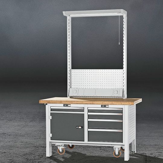 Der Monteur kann die Höhe der Arbeitsplatte der Werkbank aus der Gridline-Serie bequem elektrisch verstellen und so an seine jeweilige Arbeit ergonomisch anpassen. Der Monteur kann die Höhe der Arbeitsplatte der Werkbank aus der Gridline-Serie bequem elektrisch verstellen und so an seine jeweilige Arbeit ergonomisch anpassen.