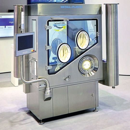Anschaulich präsentiert Metall+Plastic eine neue Technologie zur Dekontamination von Isolatoren. Das Isolator-Exponat zeigt, wie sich Dekontaminationszeiten mit der Technologie Decopulse massiv reduzieren lassen. Anschaulich präsentiert Metall+Plastic eine neue Technologie zur Dekontamination von Isolatoren. Das Isolator-Exponat zeigt, wie sich Dekontaminationszeiten mit der Technologie Decopulse massiv reduzieren lassen.