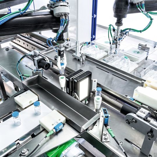 Schubert-Pharma integriert Prozesse: Vor dem Beladen verifiziert eine Kamera die variablen Daten auf dem transparenten Etikett der Vials. Schubert-Pharma integriert Prozesse: Vor dem Beladen verifiziert eine Kamera die variablen Daten auf dem transparenten Etikett der Vials.