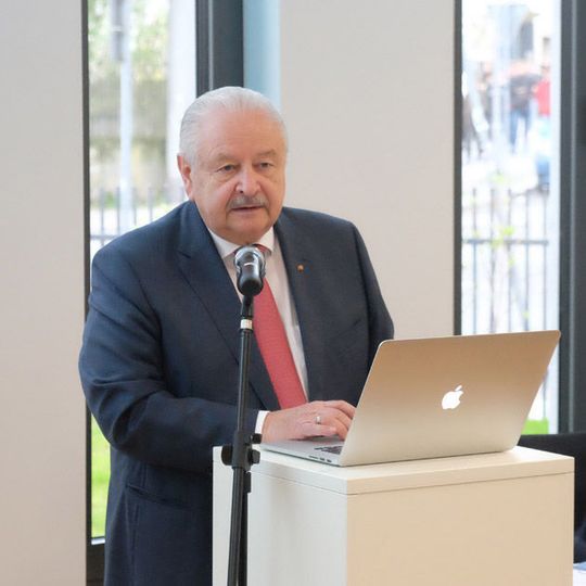 Das Kfz-Gewerbe Hessen hat gewählt: Alter und neuer Präsident ist Jürgen Karpinski. Das Kfz-Gewerbe Hessen hat gewählt: Alter und neuer Präsident ist Jürgen Karpinski.