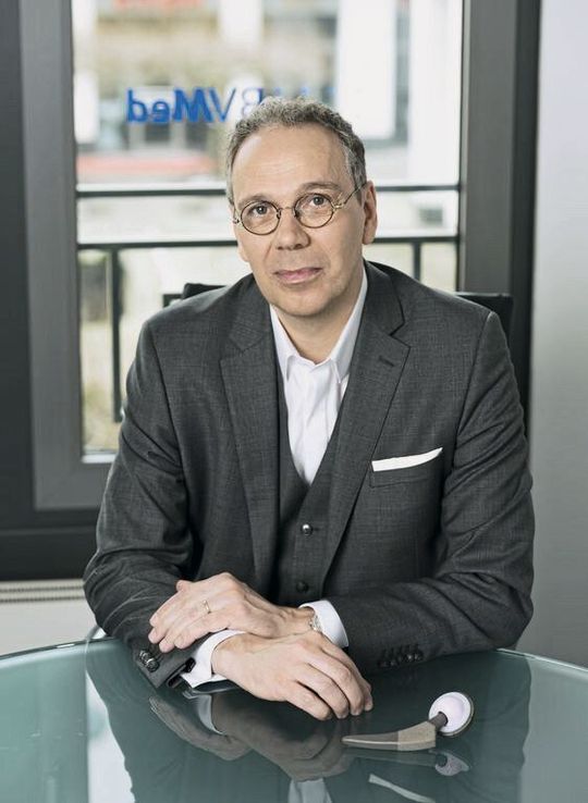 „Mit neuer, digitaler Medizin ist die Hoffnung verbunden, Krankheiten früher zu erkennen, besser behandeln zu können und die Lebensqualität zu verbessern“, so der neue BV-Med-Geschäftsführer Dr. Marc-Pierre Möll. „Mit neuer, digitaler Medizin ist die Hoffnung verbunden, Krankheiten früher zu erkennen, besser behandeln zu können und die Lebensqualität zu verbessern“, so der neue BV-Med-Geschäftsführer Dr. Marc-Pierre Möll.