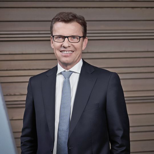 Jürgen Nowicki ist Sprecher der Geschäftsleitung von Linde Engineering und bleibt Sprecher der Arbeitsgemeinschaft Großanlagenbau beim VDMA. Jürgen Nowicki ist Sprecher der Geschäftsleitung von Linde Engineering und bleibt Sprecher der Arbeitsgemeinschaft Großanlagenbau beim VDMA.