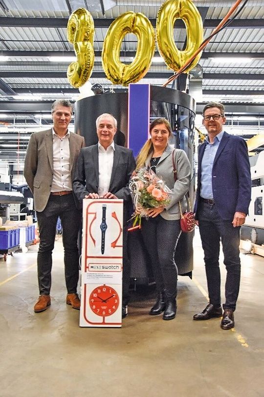 Sandra et Richard Moser devant la 300e MultiSwiss 6x16, avec le CEO de Tornos, Michael. Sandra et Richard Moser devant la 300e MultiSwiss 6x16, avec le CEO de Tornos, Michael.