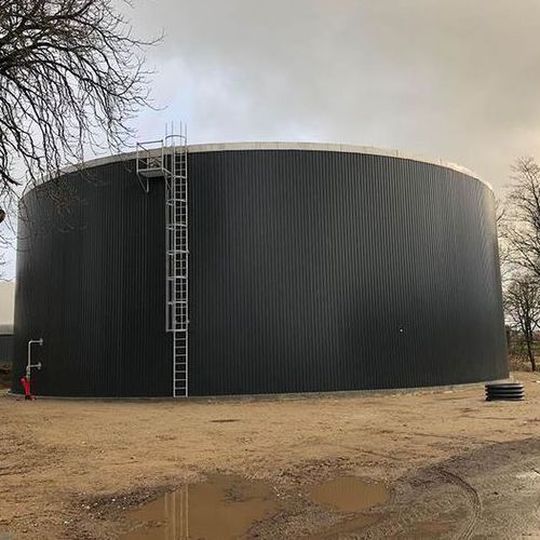 The diameter of the new biogas tank is 25 m with a height of almost 9 m and is constructed with stainless steel shell plates in a segment-like design. The diameter of the new biogas tank is 25 m with a height of almost 9 m and is constructed with stainless steel shell plates in a segment-like design.