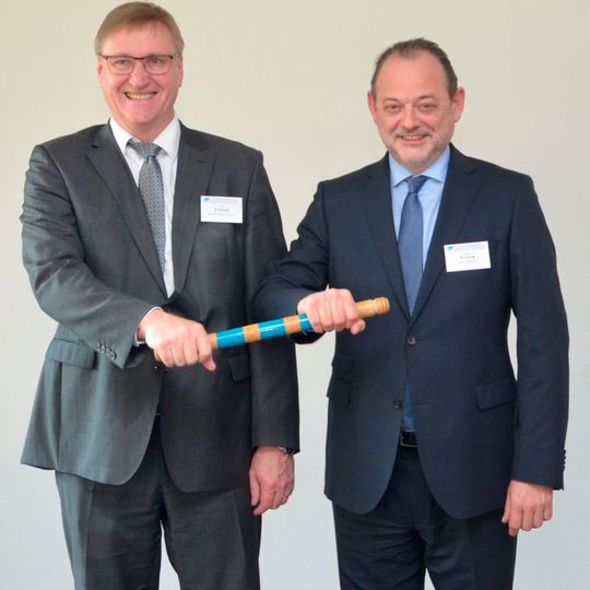 Auf der Mitgliederversammlung der EFB übernimmt Dipl.-Ing. Klaus Linnig, Schuler Pressen GmbH (rechts), den Staffelstab von Dr.-Ing. Stephan Arnold, Ebm-Papst Mulfingen GmbH & Co. KG. (links). Auf der Mitgliederversammlung der EFB übernimmt Dipl.-Ing. Klaus Linnig, Schuler Pressen GmbH (rechts), den Staffelstab von Dr.-Ing. Stephan Arnold, Ebm-Papst Mulfingen GmbH & Co. KG. (links).