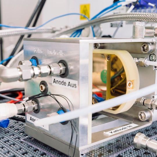 Am Fraunhofer IMWS werden Materialien für die Wasserelektrolyse im Hinblick auf Lebensdauer und Effizienz optimiert. Am Fraunhofer IMWS werden Materialien für die Wasserelektrolyse im Hinblick auf Lebensdauer und Effizienz optimiert.