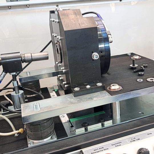 Der Schraubenprüfstand Vibration Test System von Kistler ermöglicht eine dynamische Prüfung des Sicherungsverhaltens von Schraubverbindungen nach international festgelegten Standards. Der Schraubenprüfstand Vibration Test System von Kistler ermöglicht eine dynamische Prüfung des Sicherungsverhaltens von Schraubverbindungen nach international festgelegten Standards.