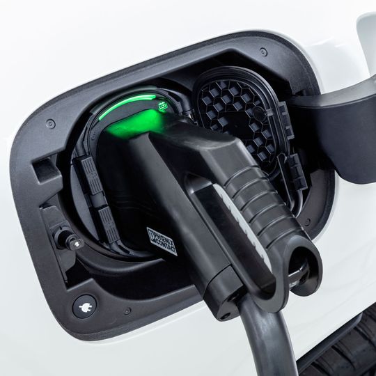 Strom tanken nur alle 1.000 Kilometer: Diesen Komfort soll ein Super-Akku des Start-ups Innolith ermöglichen. Strom tanken nur alle 1.000 Kilometer: Diesen Komfort soll ein Super-Akku des Start-ups Innolith ermöglichen.