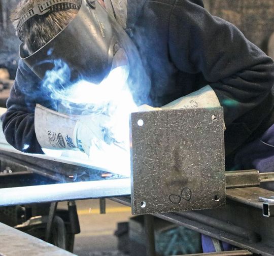 Auf Basis geometrisch gleichförmiger Schweißkanten, die mit dem Schweißkantenformer TKF 1500 von Trumpf erzeugt werden können, gelingen den zertifizierten Huhle-Facharbeitern perfekte Schweißnähte. Auf Basis geometrisch gleichförmiger Schweißkanten, die mit dem Schweißkantenformer TKF 1500 von Trumpf erzeugt werden können, gelingen den zertifizierten Huhle-Facharbeitern perfekte Schweißnähte.