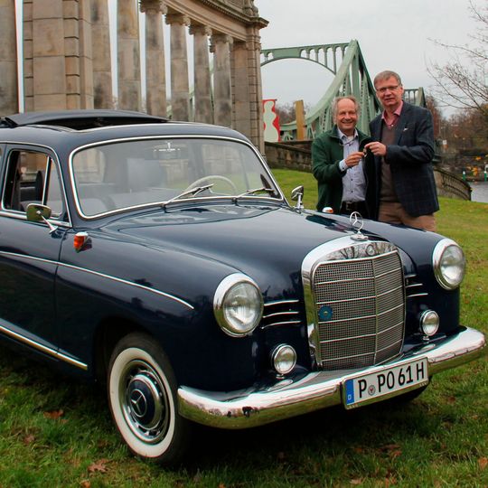 Hauptgewinn bei der Oldtimer-Spendenaktion der Lebenshilfe Gießen: ein von TV-Ikone Günther Jauch gestifteter Mercedes-Benz 180 c „Ponton“ – zu sehen auf der Techno-Classica Essen 2019. Hauptgewinn bei der Oldtimer-Spendenaktion der Lebenshilfe Gießen: ein von TV-Ikone Günther Jauch gestifteter Mercedes-Benz 180 c „Ponton“ – zu sehen auf der Techno-Classica Essen 2019.