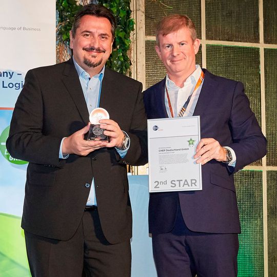 Award-Übergabe des „Lean and Green 2nd Star“ (v.l.): Kai Derda (GF Chep Deutschland) und Christophe Campe (Senior Vice President, European Supply Chain, Chep).