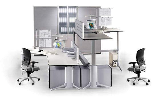 Die ergonomisch ausgelegten Steh-Sitz-Winkel-kombinationen Go-2-Xmove können in Sekunden und flüsterleise auf 138 cm Steharbeitshöhe geliftet werden.Bild: Leuwico Die ergonomisch ausgelegten Steh-Sitz-Winkel-kombinationen Go-2-Xmove können in Sekunden und flüsterleise auf 138 cm Steharbeitshöhe geliftet werden.Bild: Leuwico