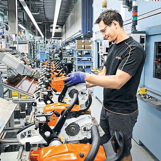 Jedes Montageband ist bei Stihl mit einen OPC-Router an eine Datenbank angebunden und tauscht in Echtzeit Prozessdaten aus. Jedes Montageband ist bei Stihl mit einen OPC-Router an eine Datenbank angebunden und tauscht in Echtzeit Prozessdaten aus.
