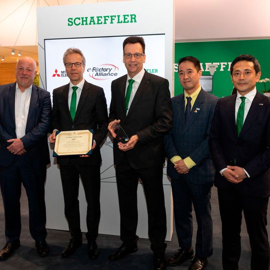 Besiegelten die globale strategische Partnerschaft auf der Hannover Messe 2019: Hartmut Pütz, Leiter Factory Automation der European Business Group von Mitsubishi Electric, Dr. Stefan Spindler, Vorstand Industrie der Schaeffler AG, Rauli Hantikainen, Leiter Industrie 4.0 bei Schaeffler, Hajime Sugiyama, Industrial IoT-Botschafter der Factory Automation Systems Group von Mitsubishi Electric und Kazuaki Nakamura, Vertriebsingenieur bei Schaeffler (v.l.n.r.). Besiegelten die globale strategische Partnerschaft auf der Hannover Messe 2019: Hartmut Pütz, Leiter Factory Automation der European Business Group von Mitsubishi Electric, Dr. Stefan Spindler, Vorstand Industrie der Schaeffler AG, Rauli Hantikainen, Leiter Industrie 4.0 bei Schaeffler, Hajime Sugiyama, Industrial IoT-Botschafter der Factory Automation Systems Group von Mitsubishi Electric und Kazuaki Nakamura, Vertriebsingenieur bei Schaeffler (v.l.n.r.).