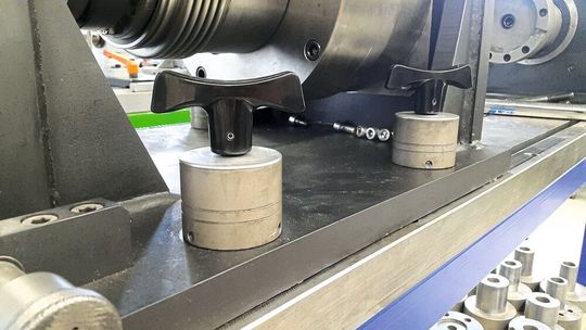 Die Kraftspannmutter MCA-T kann einfach per Hand zur Arretierung eines Prüfstand-Schiebetisches bedient werden. Die benötigte Spannkraft wird über das integrierte Planetengetriebe erzeugt.