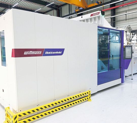 Blick auf die bei Aquatherm installierte Spritzgießmaschine Macropower 1000/16800 – die zweitgrößte Fertigungsanlage des Unternehmens mit einem maximalen Schussgewicht von 9 kg. Blick auf die bei Aquatherm installierte Spritzgießmaschine Macropower 1000/16800 – die zweitgrößte Fertigungsanlage des Unternehmens mit einem maximalen Schussgewicht von 9 kg.
